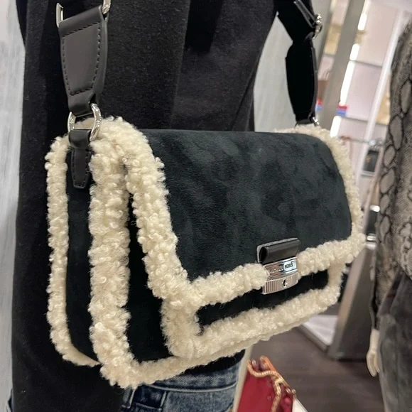 MICHAEL KORS Bradshaw Medium Suede and Faux Shearling Messenger Bag
Black
NWT - Picture 1 of 16